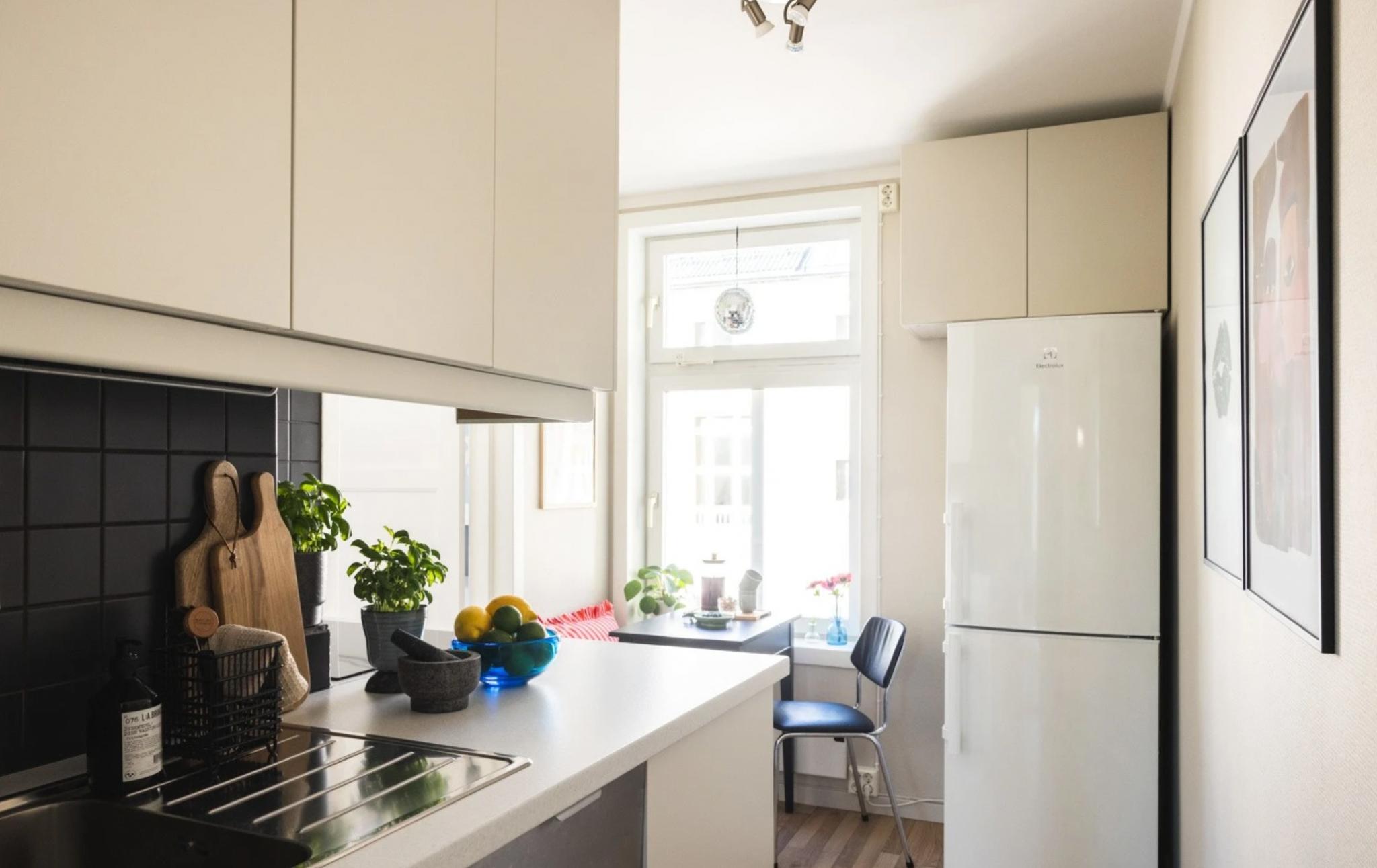 Kjøkken med nye fronter og alle hvitevarer (Tidligere innredning)